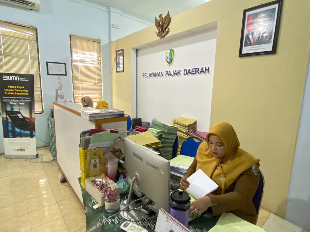 FOKUS: Petugas saat mengecek rekapan laporan pajak di kantor BPPKAD Sampang beberapa waktu lalu