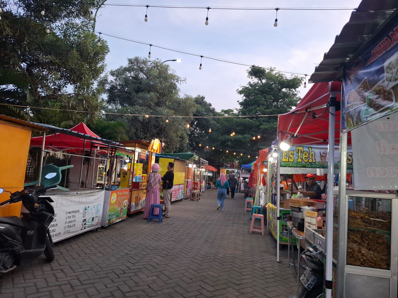 TERTATA: Warga sedang berbelanja jajanan UMKM di Tajamara Desa Kolor Kecamatan Kota Sumenep pada Sabtu (24/1).