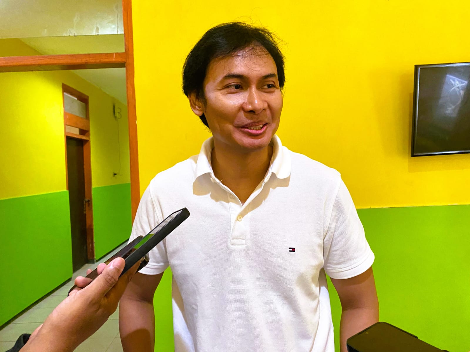 TETAP TENANG: Ketua DPD Golkar Pamekasan terpilih Imam Syafii Yahya memberikan keterangan sebelum Musda XI, Kamis (15/1).