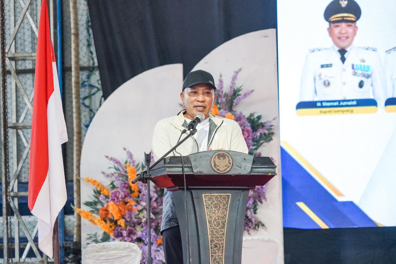 MERIAH: Bupati Sampang Slamet Junaidi saat memberikan sambutan di acara Lomba Kompetisi Code Blue dan BHD Se-Jawa Timur di gor Indoor Minggu (25/1).