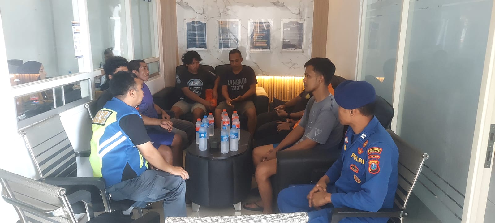 DISELAMATKAN: Para ABK kapal tongkang Indo Ocean Marine saat dievakuasi oleh petugas di Gili Iyang, Kamis (22/1).