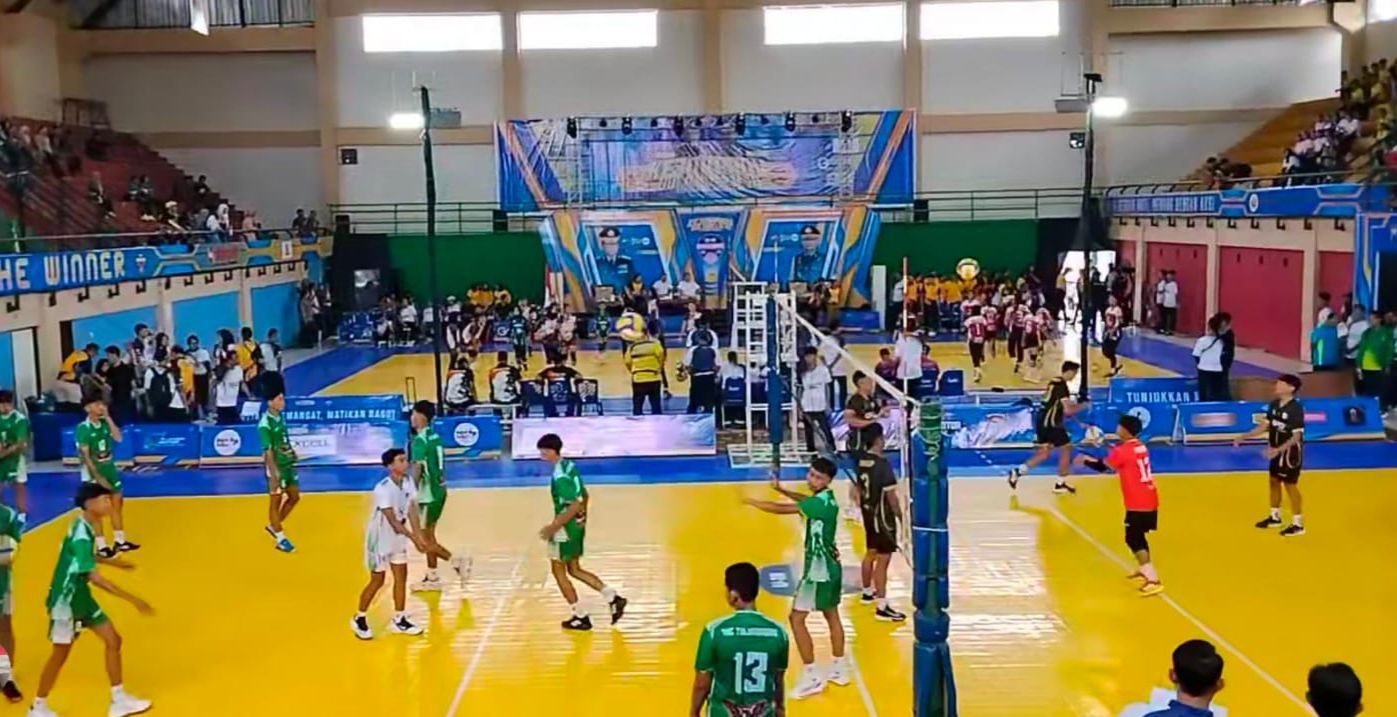 FOKUS: Tim voli Sumenep (baju hitam) saat melawan tim Tulungagung di lapangan Tulungagung pada Selasa (20/1).