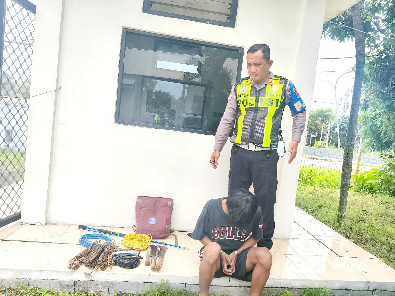 PELAKU KEJAHATAN: Pelaku pencurian kabel di Jembatan Suramadu diamankan polisi, Jumat (23/1). (POLRES BANGKALAN UNTUK JPRM)