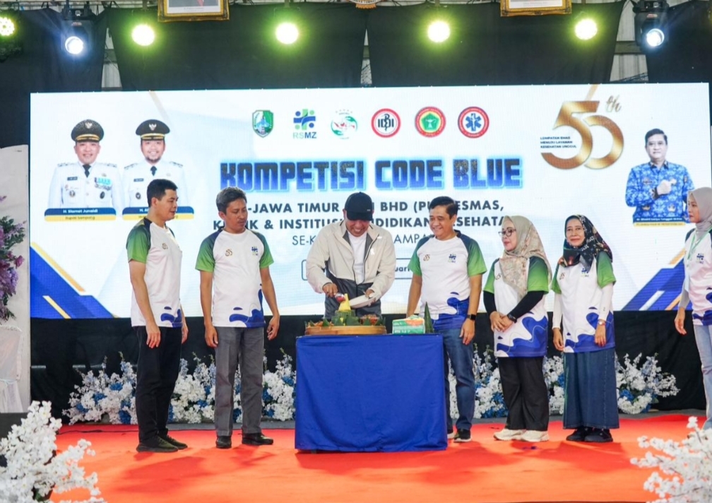 SINERGISITAS: Bupati Sampang Slamet Junaidi memotong tumpeng ditemani Direktur RSMZ dr Bhakti Setiyo Tunggal saat opening Kompetensi Code Blue dan  BHD se-Jawa Timur di GOR indoor Sampang Sabtu (24/1)