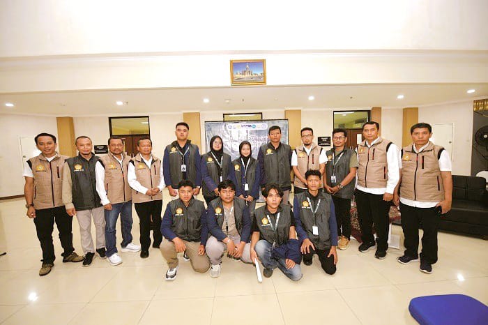 PEDULI: Rektor UTM Prof Safi didampingi kepala LPPM Dr. Iskandar Dzulkarnain (tiga dari kiri) beserta jajaran rektorium berfoto bersama peserta tim KKNT Kemanusiaan. (UTM UNTUK JPRM)
