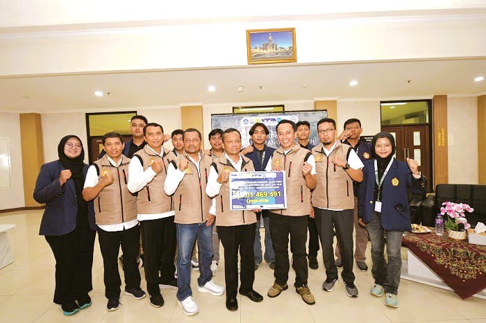 SIAP MENGABDI: Rektor UTM Prof Safi dan jajaran rektorium berfoto bersama dengan peserta KKNT Kemanusiaan Senin (26/1). (UTM UNTUK JPRM)