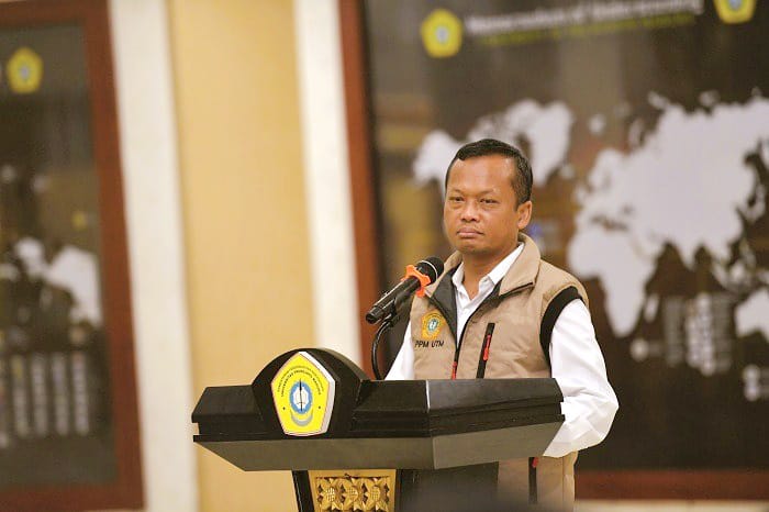 BERI PENGARAHAN: Rektor UTM Prof Safi menyampaikan sambutan dalam acara pelepasan tim KKNT Kemanusiaan ke Aceh Senin (26/1). (UTM UNTUK JPRM)