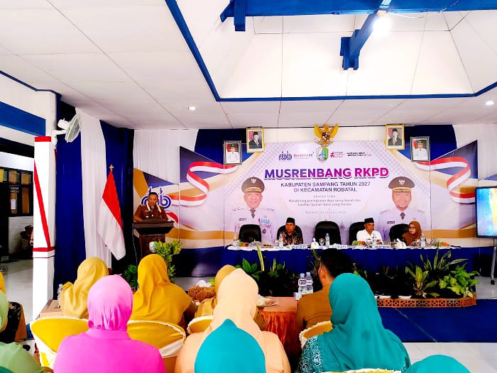 TEGAS: Bupati Sampang Slamet Junaidi menyampaikan sambutan pada kegiatan musrenbang di Kecamatan Robatal, Sampang, Senin (26/1). (UBAIDILLAHIR RAIE/JPRM)