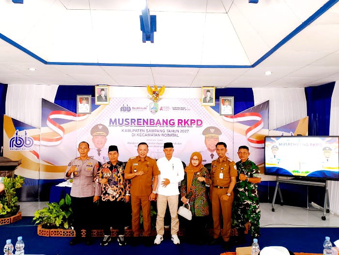 KOMPAK: Bupati Sampang Slamet Junaidi (tiga dari kiri) berfoto bersama anggota DPRD Sampang dan forkopimcam di Pendopo Kecamatan Robatal, Sampang, Senin (26/1). (UBAIDILLAHIR RAIE/JPRM)