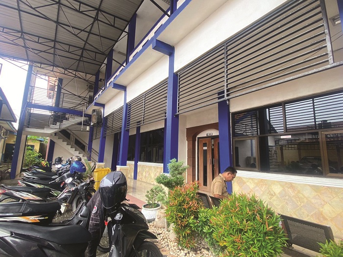 ABDI NEGARA: ASN berada di sekitar kantor BPPKAD Sampang Senin (26/1). (AYU LATIFAH/JPRM)