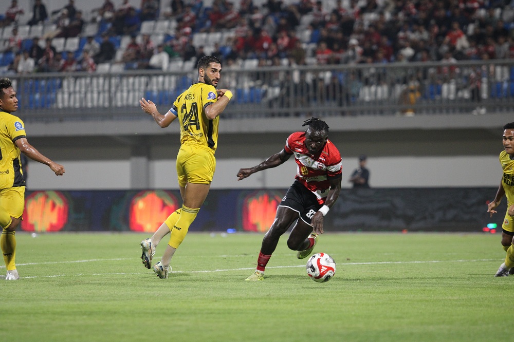 HARUS TAJAM: Striker MU Balotelli saat bertanding melawan Semen Padang di SGMRP Pamekasan, Minggu (28/12/2025).