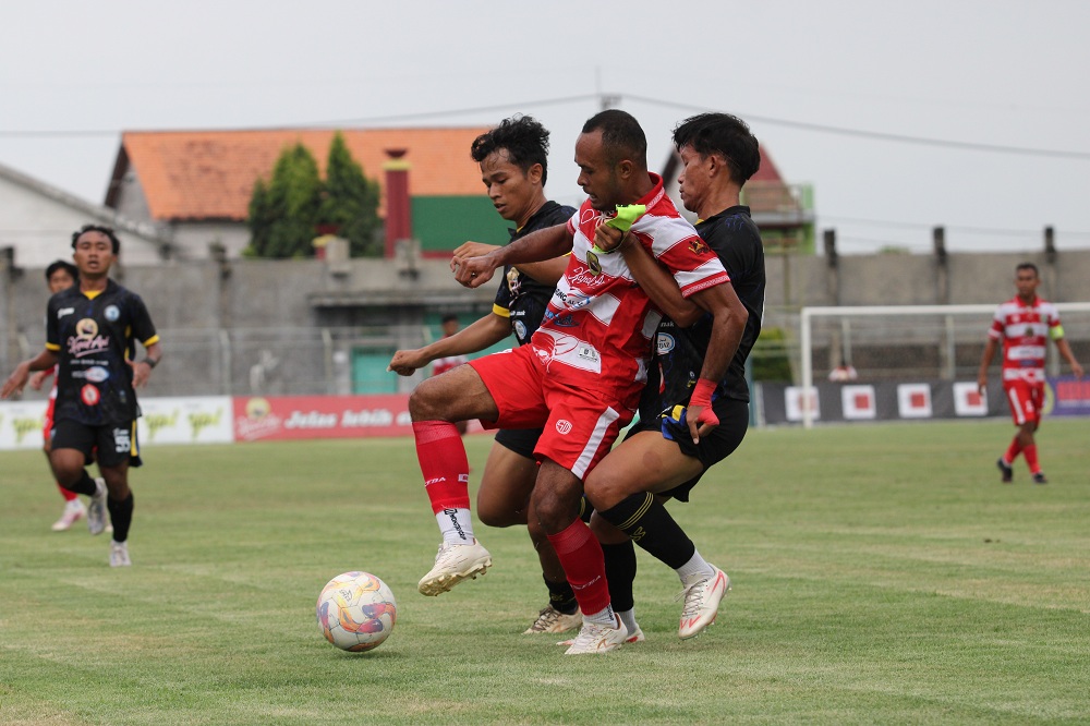 TAMPIL MENYERANG: Pemain Perseba Bangkalan dikawal dua penggawa Baruna Nusantara saat bertanding di SGB, Senin (5/1).