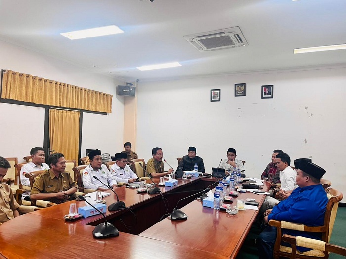 DIALOG INTERAKTIF: Komisi IV DPRD Sampang memanggil Kepsek, dispendik, Kemenag, Senin (26/1). (KOMISI IV UNTUK JPRM)