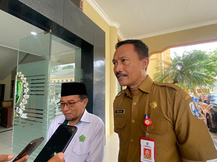 PENDIDIKAN: Kepala Dispendik Nor Alam dengan Kepala Kemenag Sampang Afandi saat ditemui di kantor DPRD Sampang Senin (26/1). (AYU LATIFAH/JPRM)