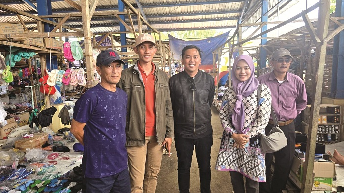 TEGAS: Anggota Komisi II DPRD Sumenep Syamsiadi (dua dari kiri) bersama Sulahuddin (berjaket hitam) melakukan sidak di Pasar Lenteng, Sumenep, Minggu (25/1). (KOMISI II UNTUK JPRM)