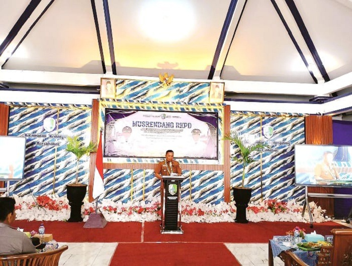 PENUH SEMANGAT: Bupati Sampang Slamet Junaidi menyampaikan sambutan pada kegiatan musrenbang di Kecamatan Kedungdung, Senin (26/1). (UBAIDILLAHIR RAIE/JPRM)