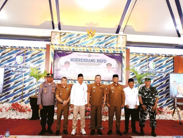 BERSINERGI: Bupati Sampang Slamet Junaidi bersama Wabup Ahmad Mahfudz berpose bersama forkopimcam di Pendopo Kecamatan Kedungdung, Senin (26/1). (UBAIDILLAHIR RAIE/JPRM)