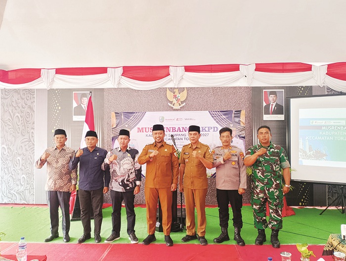 KOMPAK: Wabup Sampang Ahmad Mahfudz berpose bersama forkopimcam usai membuka musrenbang di Kecamatan Torjun, Selasa (27/1). (UBAIDILLAHIR RAIE/JPRM)