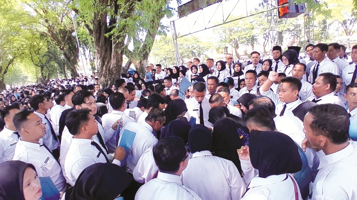 ABDI NEGARA: PPPK paro waktu antre mengambil SK pengangkatan di Lapangan Nagara Bhakti Pamekasan, Rabu (17/12/2025). (M. KHOLIL RAMLI/JPRM)
