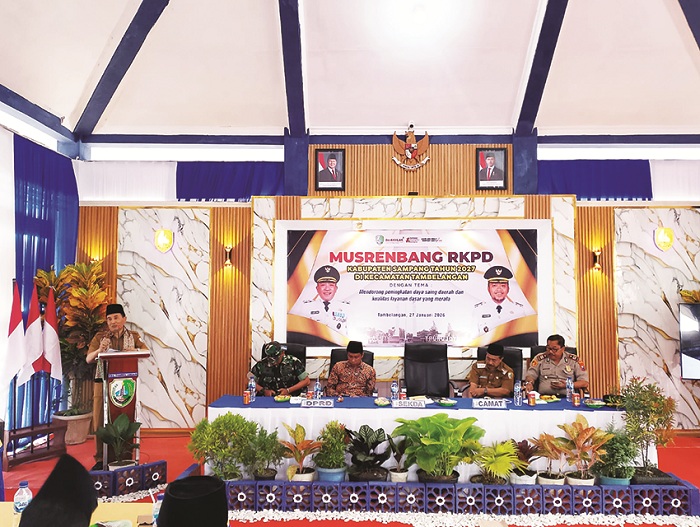 BERDEDIKASI: Sekkab Sampang Yuliadi Setiyawan saat menyampaikan sambutan pada kegiatan pembukaan Musrenbangcam Tambelangan Selasa (27/1). (UBAIDILLAHIR RAIE/JPRM)