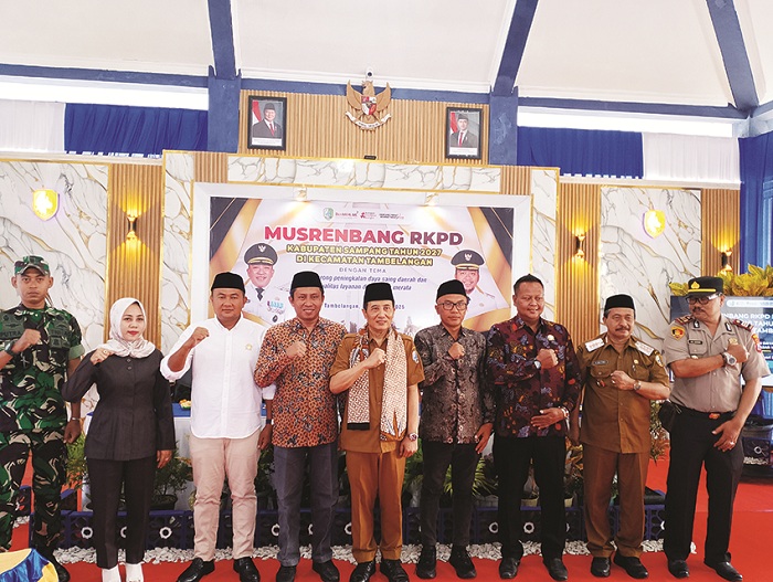 ANTUSIAS: Sekkab Sampang Yuliadi Setiyawan berfoto bersama forkopimcam di Pendopo Kecamatan Tambelangan usai pembukaan Musrenbangcam Tambelangan, Selasa (27/1). (UBAIDILLAHIR RAIE/JPRM)