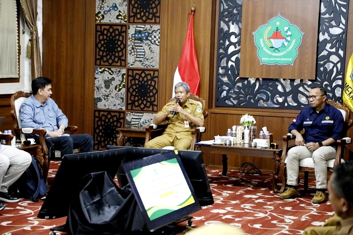 TEGAS: Pj Sekkab Pamekasan Taufikurrachman menyampaikan sambutan dalam acara kunjungan kerja SKK Migas dan PT Medco Senin (26/1). (PROKOPIM UNTUK JPRM)