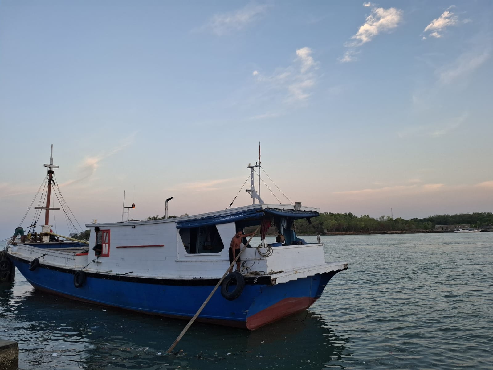 MELAUT: Nelayan hendak menyandarkan perahunya di Pelabuhan Kalianget, Sumenep.