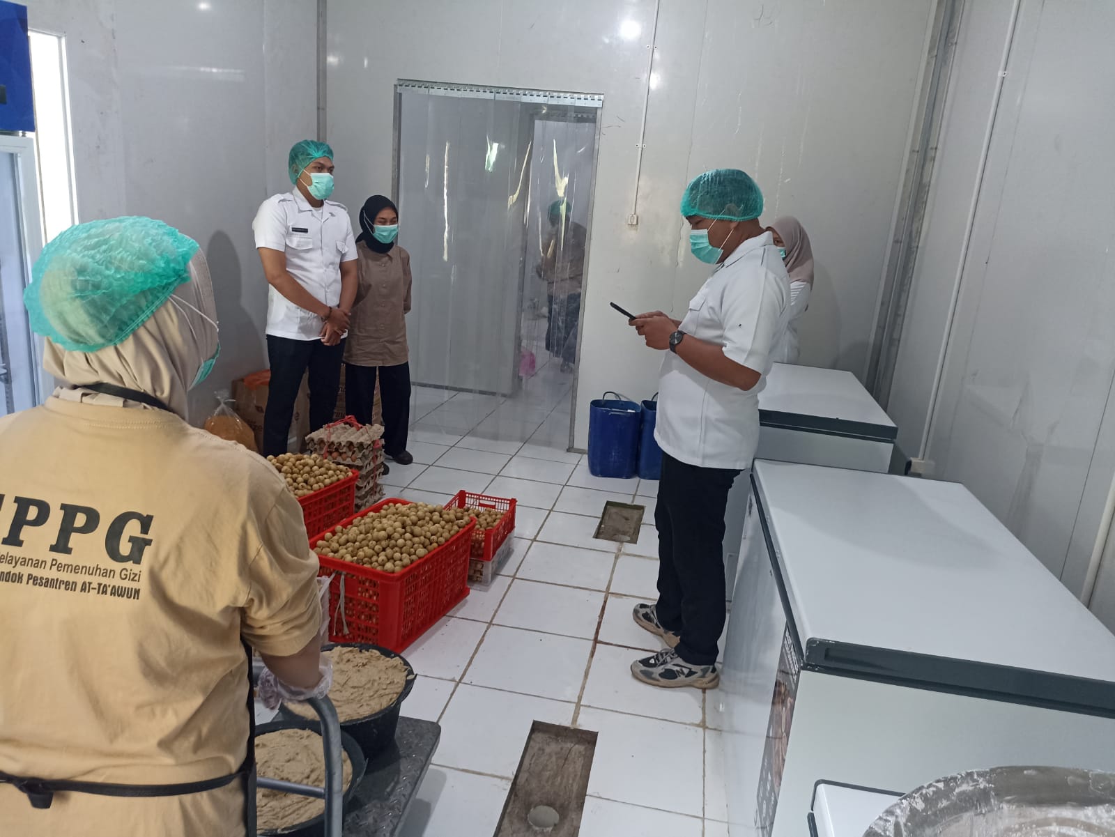 FOKUS: Kepala SPPI Sumenep Moh. Kholilurrahman Hidayatullah memantau kondisi dapur MBG di Kecamatan Batang-Batang, Sumenep, Senin (26/1).