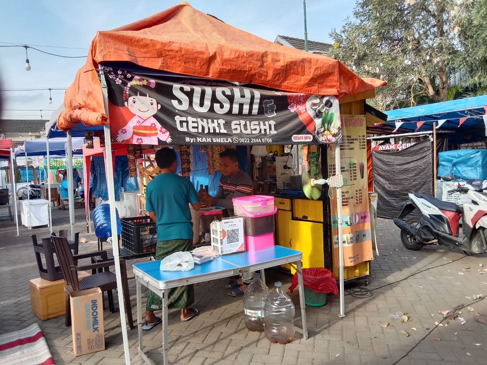 TERTATA: Warga sedang belanja jajanan UMKM di Tajamara Desa Kolor, Kecamatan Kota Sumenep, Senin (26/1).