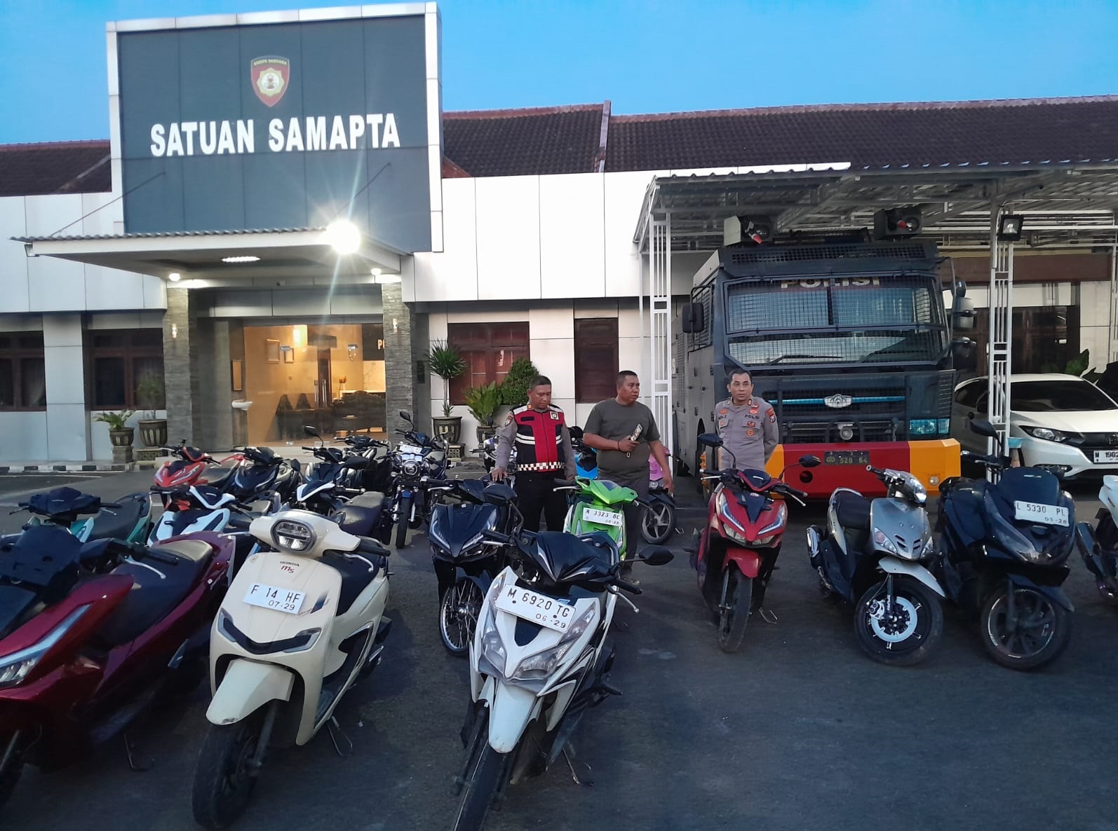 DIANGKUT: Polisi menunjukkan puluhan motor di halaman Satsamapta Polres Pamekasan, Minggu (25/1).