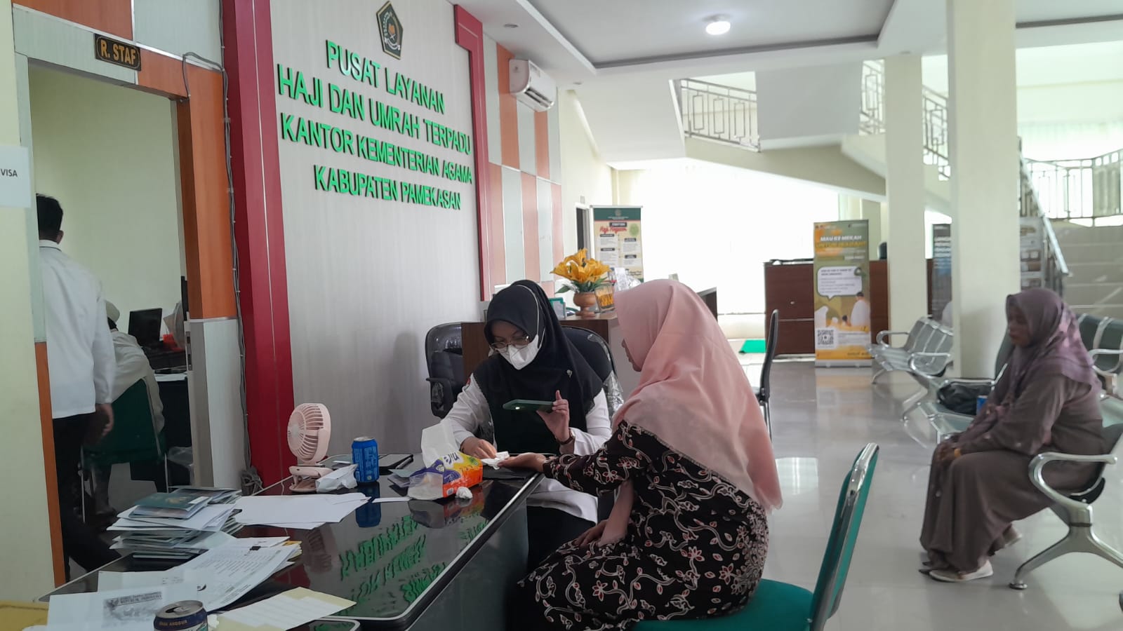 MUSIM HAJI: Petugas KHU Pamekasan sedang melayani perekaman biovisa CJH 2026, Jumat (23/1).