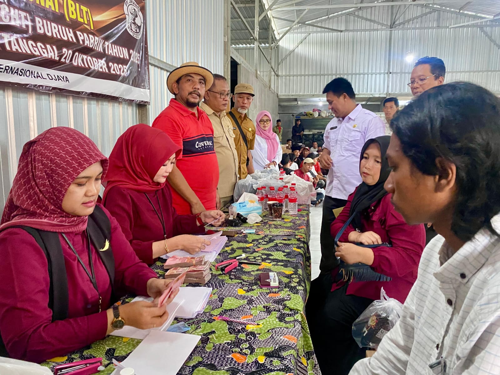 BAHAGIA: Buruh rokok menerima BLT DBHCHT di CV Jawara Internasional Djaya, Senin (20/10/2025).