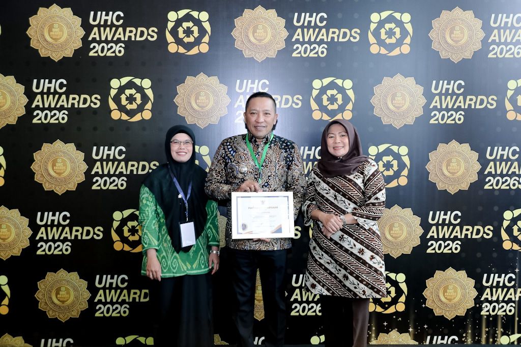 KOMITMEN: Bupati Sampang Slamet Junaidi didampingi Plt Kepala Dinkes KB Dwi Herlinda Lusi Harini dan Kepala Kantor BPJS Kesehatan Cabang Sampang Ita Risanti menunjukkan penghargaan UHC Madya.