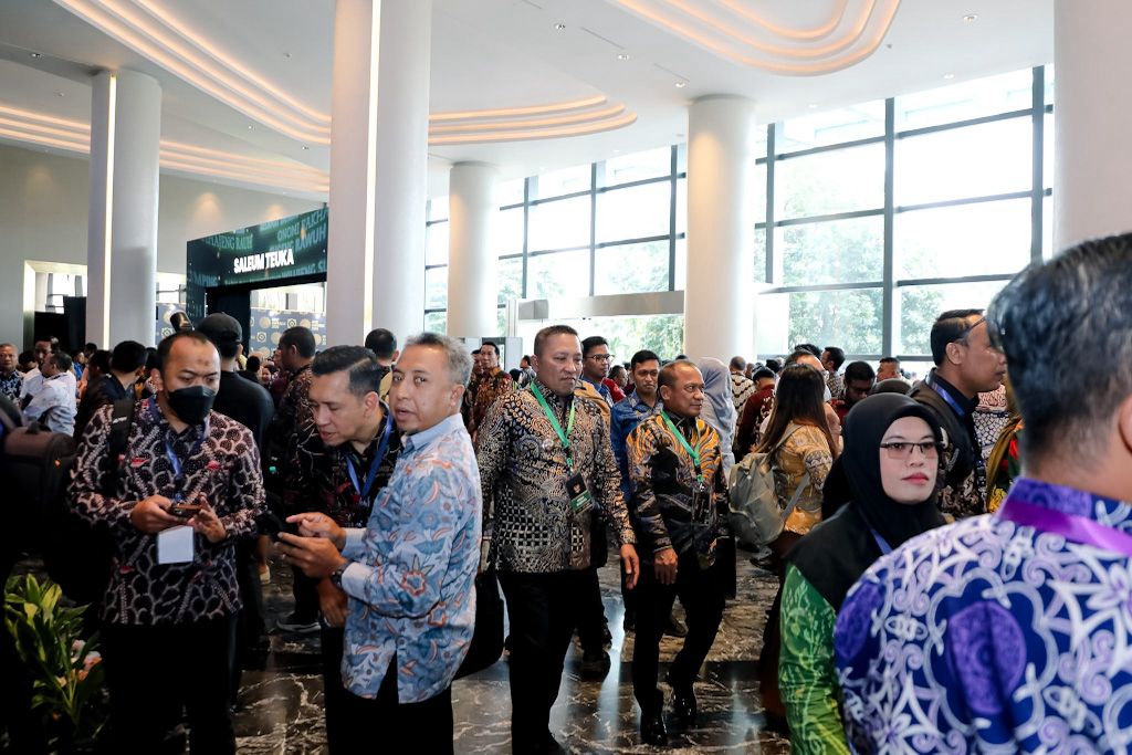 BERWIBAWA: Bupati Sampang Slamet Junaidi memasuki ruangan Ballroom JIEXPO Kemayoran Jakarta Pusat untuk menerima penghargaan UHC, Selasa (27/1).