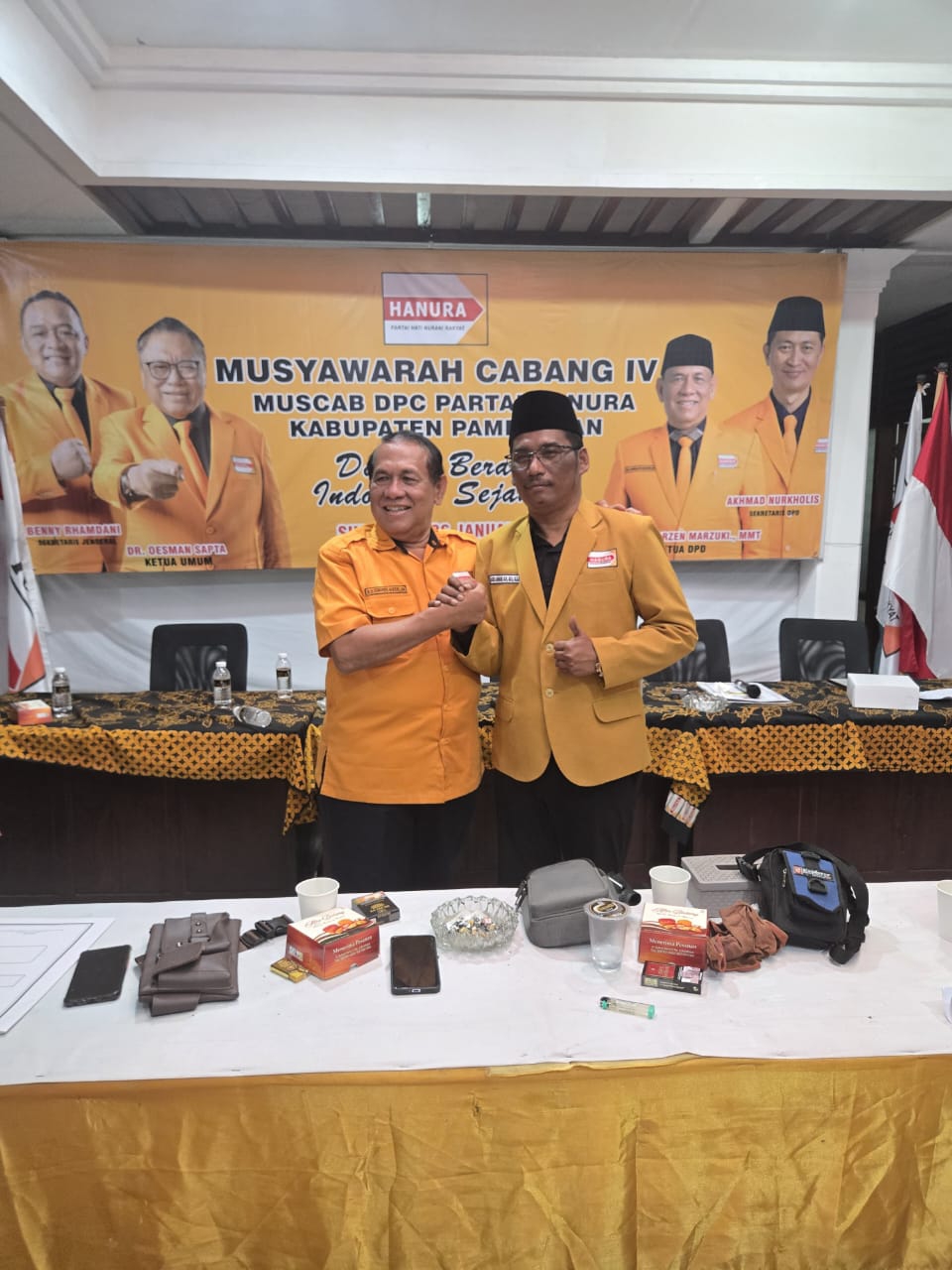 AKLAMASI: Ketua DPD Hanura Jawa Timur Sumarzen Marzuki berjabat tangan dengan Ketua DPC Hanura Pamekasan terpilih Ach. Suhairi di Surabaya, Minggu (25/1).