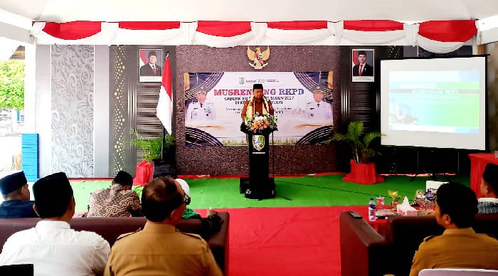 TEGAS: Wabup Sampang Ahmad Mahfudz menyampaikan sambutan pada kegiatan pembukaan musrenbang di Kecamatan Torjun Selasa (27/1). (UBAIDILLAHIR RAIE/JPRM)