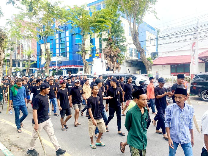 GERAM: Ribuan buruh rokok PT Subur Jaya HJS melakukan long march Selasa (27/1). (MOH. IQBAL AFGANI/JPRM)