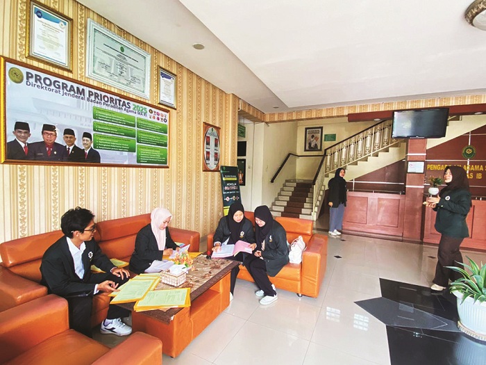 BELAJAR: Mahasiswa magang saat berada di kantor Pengadilan Agama Sampang, Senin (26/1). (AYU LATIFAH/JPRM)
