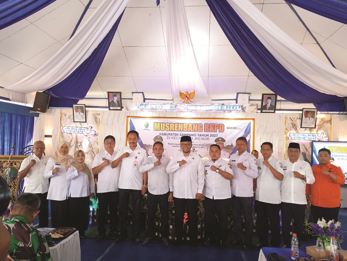 BERSINERGI: Wabup Ahmad Mahfudz dan anggota DPRD Provinsi Jatim Agus Wahyudi berfoto bersama pimpinan OPD dan Forkopimcam Jrengik saat Musrenbangcam Jrengik Rabu (28/1). (UBAIDILLAHIR RAIE/JPRM)
