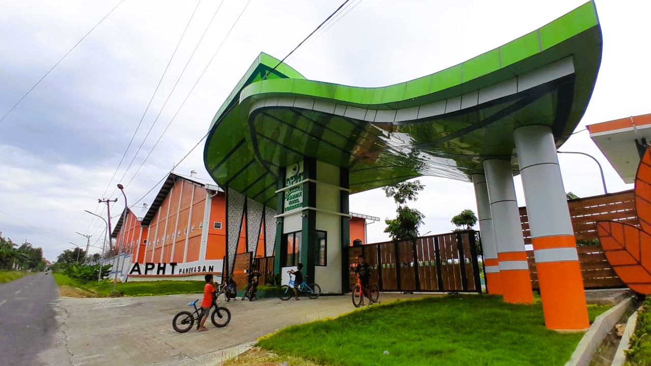 MEGAH: Lima orang bocah sedang bermain sepeda di pintu utama bangunan SIHT, Desa Gugul, Kecamatan Tlanakan, Selasa (27/1)