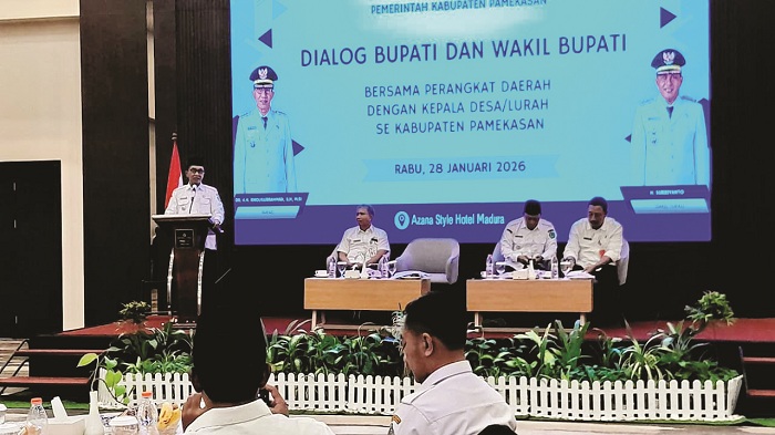 KOMITMEN: Bupati KH Kholilurrahman dan Wakil Bupati Sukriyanto gelar dialog bersama perangkat daerah serta kepala desa/lurah di Azana Style Hotel Pamekasan Rabu (28/1). (M. KHOLIL RAMLI/JPRM)