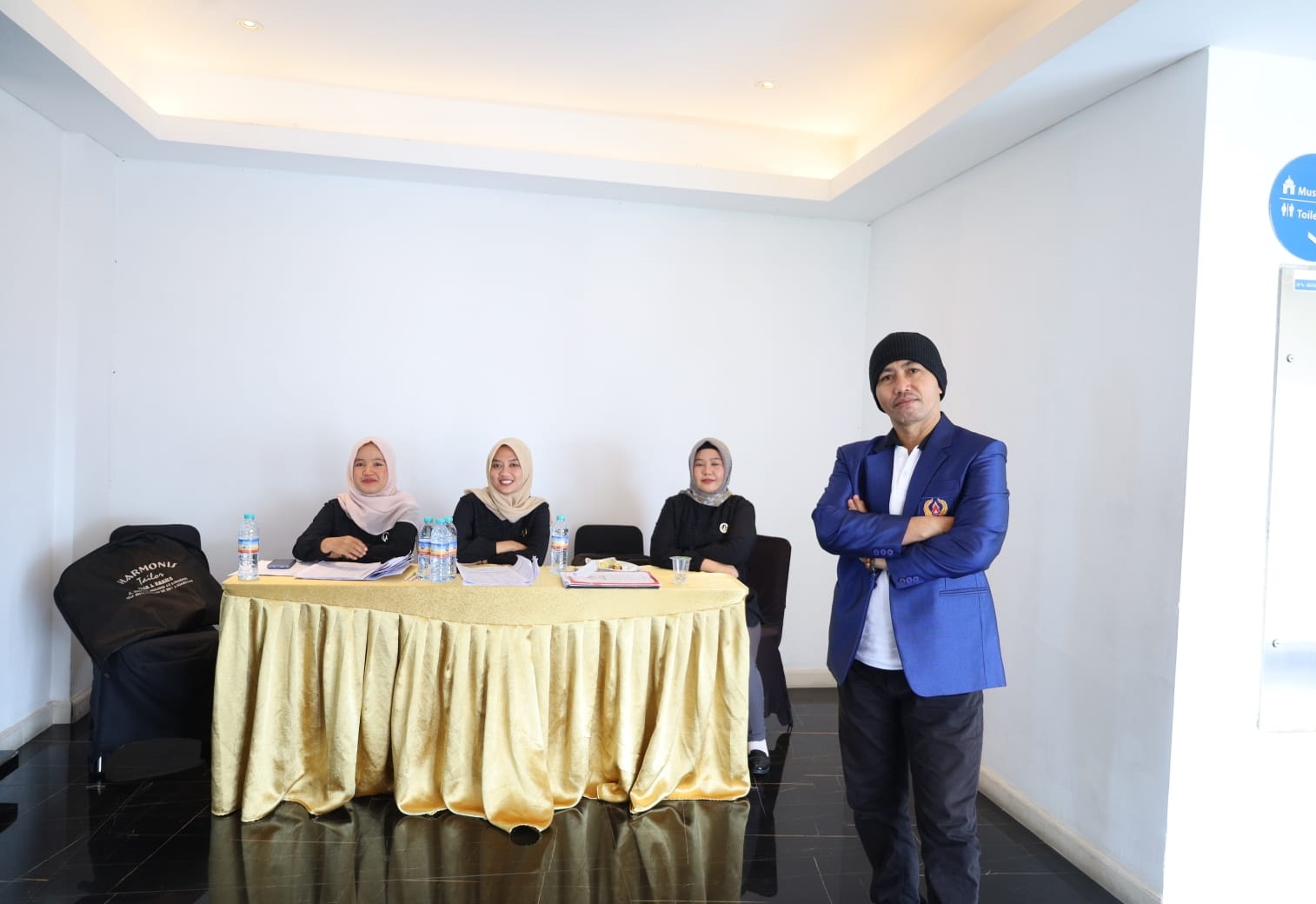 SOLID: Ketua Kickboxing Indonesia (KBI) Bangkalan Dasuki Rahmad berfoto dengan pengurusnya.