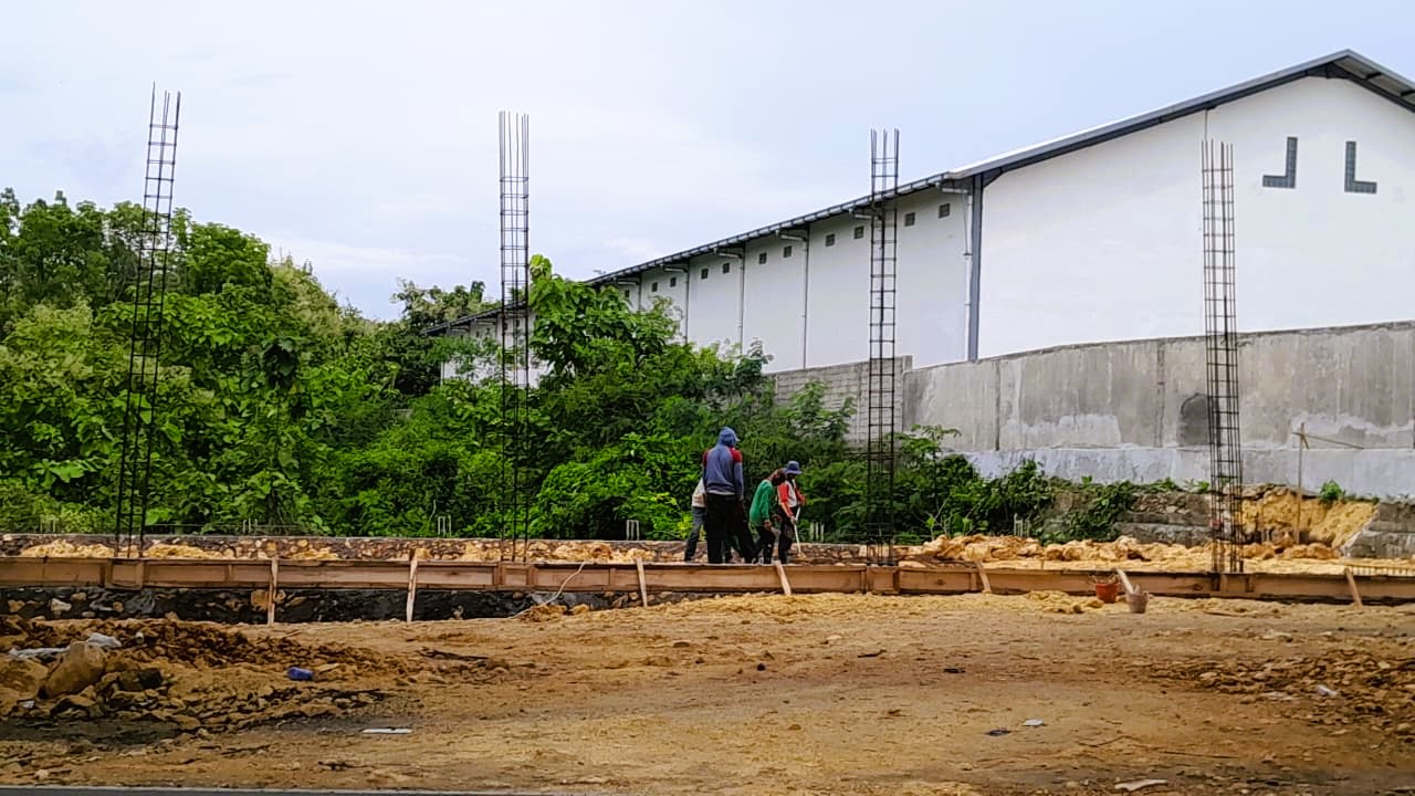 FOKUS BEKERJA: Tukang bekerja membangun gerai KMP Desa Trasak, Kecamatan Larangan, Pamekasan, Minggu (25/1).