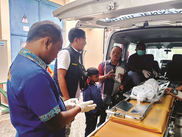 TEWAS: Polisi menyerahkan jenazah Fauzen pada keluarga di RSMZ Sampang sebelum dibawa ke Surabaya untuk dikebumikan pada Selasa (27/1) sore. (UBAIDILLAHIR RAIE/JPRM)