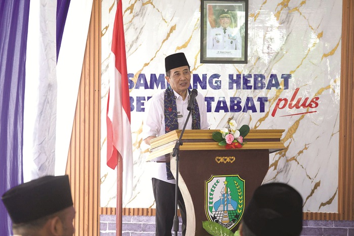 ANTUSIAS: Sekkab Sampang Yuliadi Setiyawan menyampaikan sambutan pada kegiatan Musrenbangcam Sreseh Rabu (28/1). (UBAIDILLAHIR RAIE/JPRM)