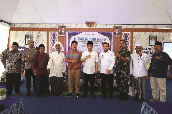 KOMPAK: Sekkab Sampang Yuliadi Setiyawan berpose bersama Forkopimcam Sreseh usai pembukaan Musrenbang RKPD Kecamatan Sreseh Rabu (28/1). (UBAIDILLAHIR RAIE/JPRM)