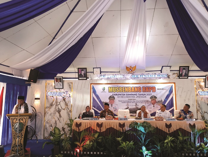 BERWIBAWA: Wabup Sampang Ahmad Mahfudz menyampaikan sambutan pada kegiatan musrenbang RKPD di Kecamatan Jrengik Rabu (28/1). (UBAIDILLAHIR RAIE/JPRM)