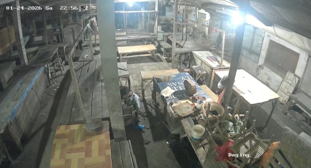 BERAKSI: Seorang pria membobol lapak dagangan di Pasar Kamal, Sabtu (24/1).
