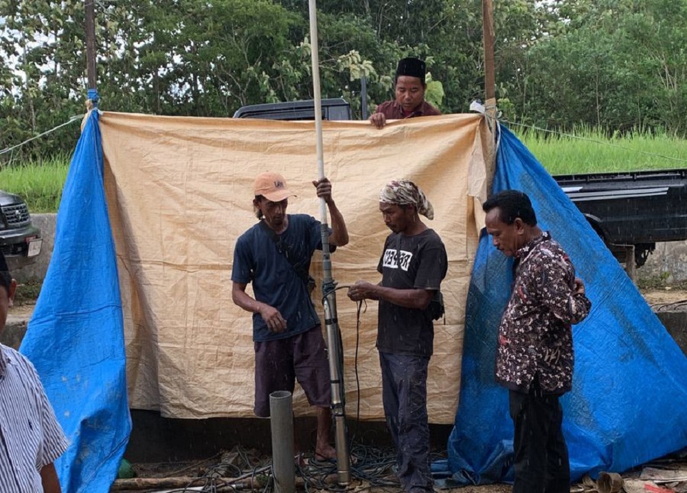 HEBOH: Warga mengecek sumur bor di Desa Panyaksagan, Kecamatan Klampis, Kamis (15/1).