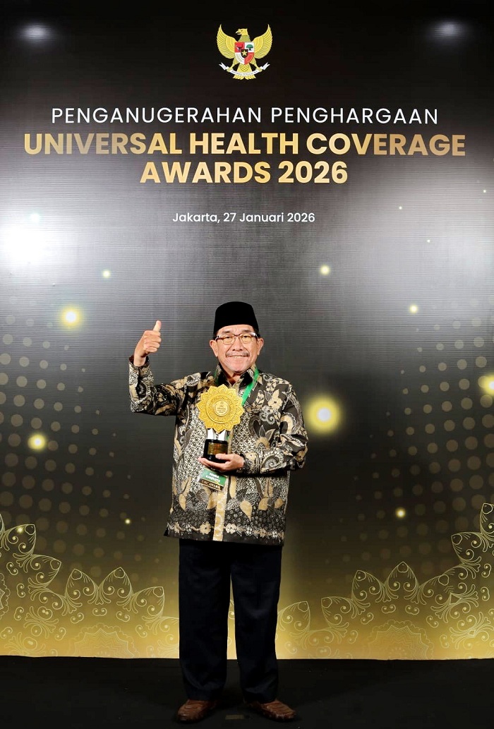 MEMBANGGAKAN: Wabup Sumenep KH Imam Hasyim memegang penghargaan UHC yang diterimanya saat acara Deklarasi dan Pencanangan UHC Awards di Ballroom JIExpo Kemayoran, Jakarta Pusat, Selasa (27/1).